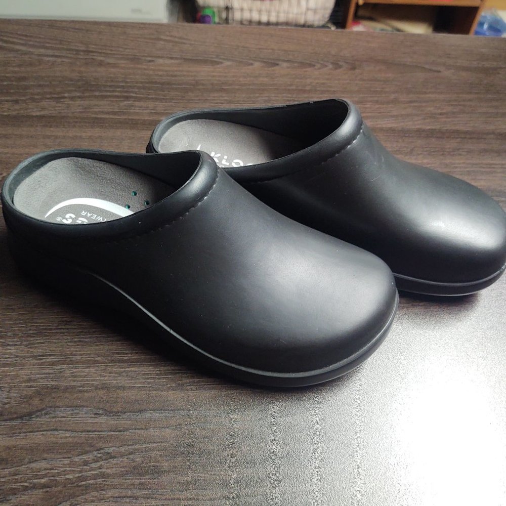 NEW never worn KLOGS Mules Sz 7 WIDE non marking sole